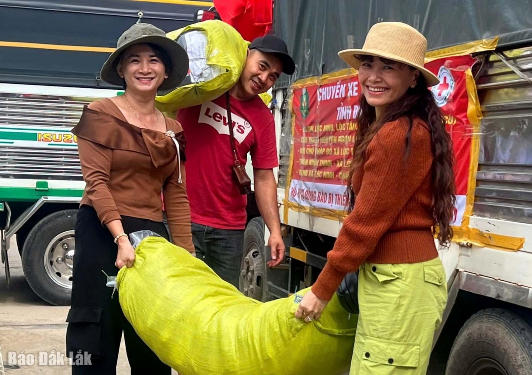 Giáo viên Trường THPT Buôn Ma Thuột đưa quà, nhu yếu phẩm lên xe để tặng học sinh các trường ở cánh Đông bị ảnh hưởng mưa lũ