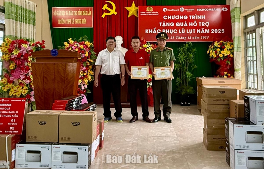 Hiệu trưởng Trường THPT Lê Trung Kiên trao thư cảm ơn Phòng An ninh kinh tế và Ngân hàng Techcombank chi nhánh Đắk Lắk.

