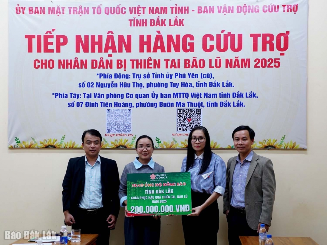 Tiến sĩ Hà Thị Như Hằng (thứ 2 từ trái qua),Phó Giám đốc phụ trách Phân hiệu Trường Đại học Đông Á tại Đắk Lắk trao bảng tượng trưng 200 triệu đợt 2 cho Ủy ban MTTQ tỉnh