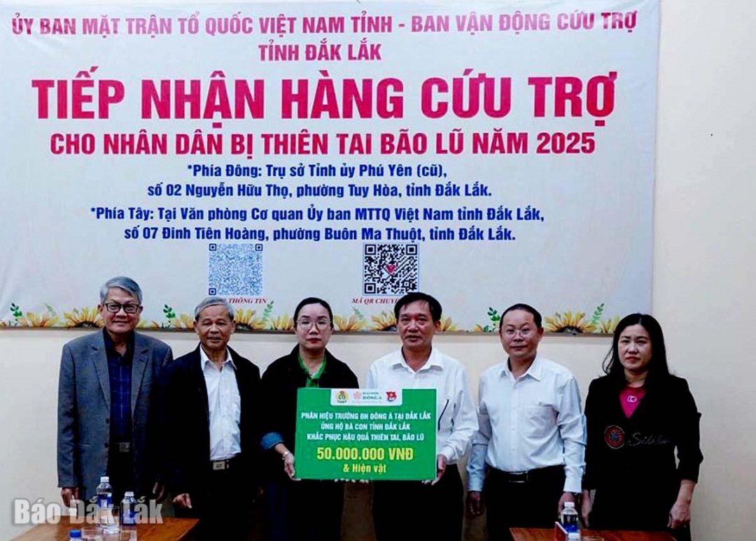 Tiến sĩ Hà Thị Như Hằng (thứ 3 từ trái qua), Phó Giám đốc phụ trách Phân hiệu Trường Đại học Đông Á tại Đắk Lắk trao bảng tượng trưng 50 triệu đồng đợt 1 cho Ủy ban MTTQ tỉnh. 