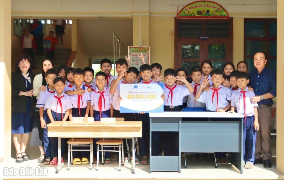 Đại diện Công ty CP Thương mại và Sản xuất Nội thất The One trao tặng trang thiết bị dạy học cho Trường Tiểu học Hòa Thịnh.