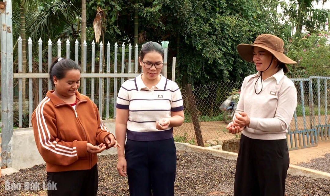 Chị H’Uôk Niê (bìa phải), Buôn trưởng buôn Saha tuyên truyền, vận động bà con mạnh dạn áp dụng các mô hình phát triển kinh tế hiệu quả