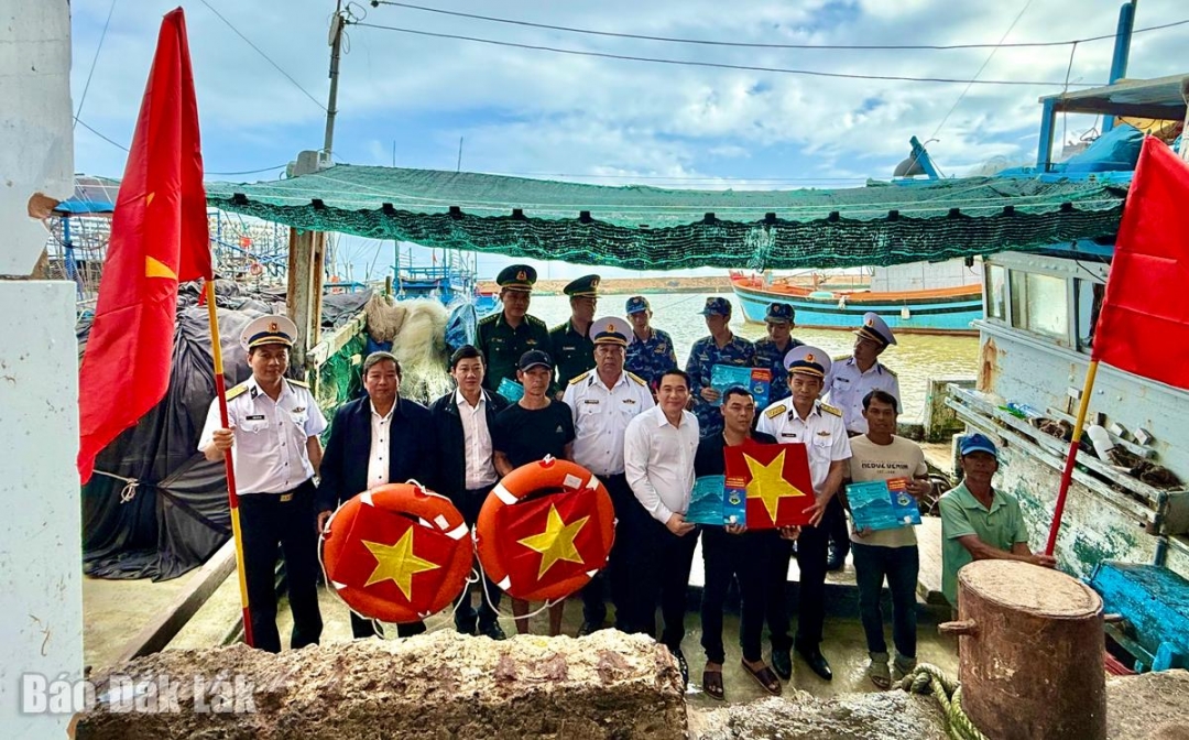 Các đơn vị đến tàu cá trao cờ, phao cứu sinh và tuyên truyền chống khai thác IUU cho các ngư dân. 