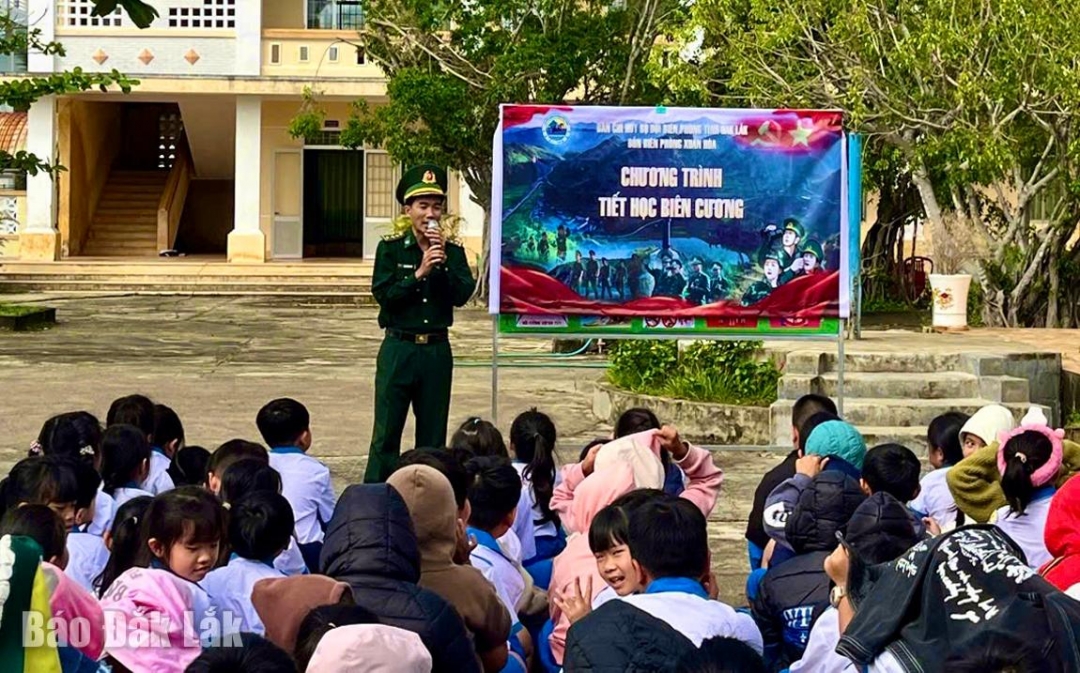 Cán bộ Đồn Biên phòng Xuân Hòa tuyên truyền truyền thống Quân đội nhân dân Việt Nam cho học sinh trong chương trình “Tiết học biên cương”.