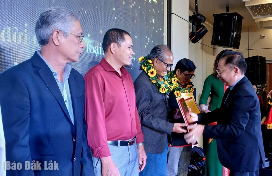 Phó Trưởng Ban Tuyên giáo và Dân vận Tỉnh ủy Nguyễn Thanh Tuấn trao giải cho các tác giả