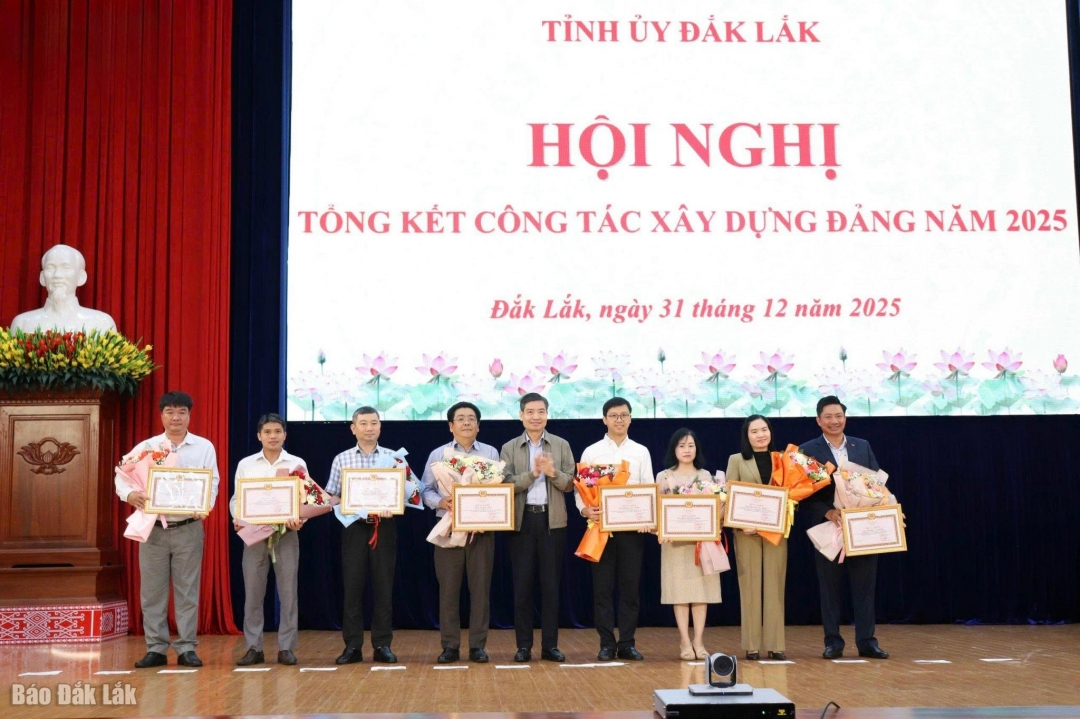 Đồng chí Tạ Anh Tuấn, Phó Bí thư Tỉnh ủy, Chủ tịch UBND tỉnh trao bằng khen cho cá nhân có thành tích tiêu biểu, xuất sắc trong công tác tham mưu chuẩn bị và tổ chức thành công Đại hội đại biểu Đảng bộ tỉnh lần thứ I, nhiệm kỳ 2025 - 2030.