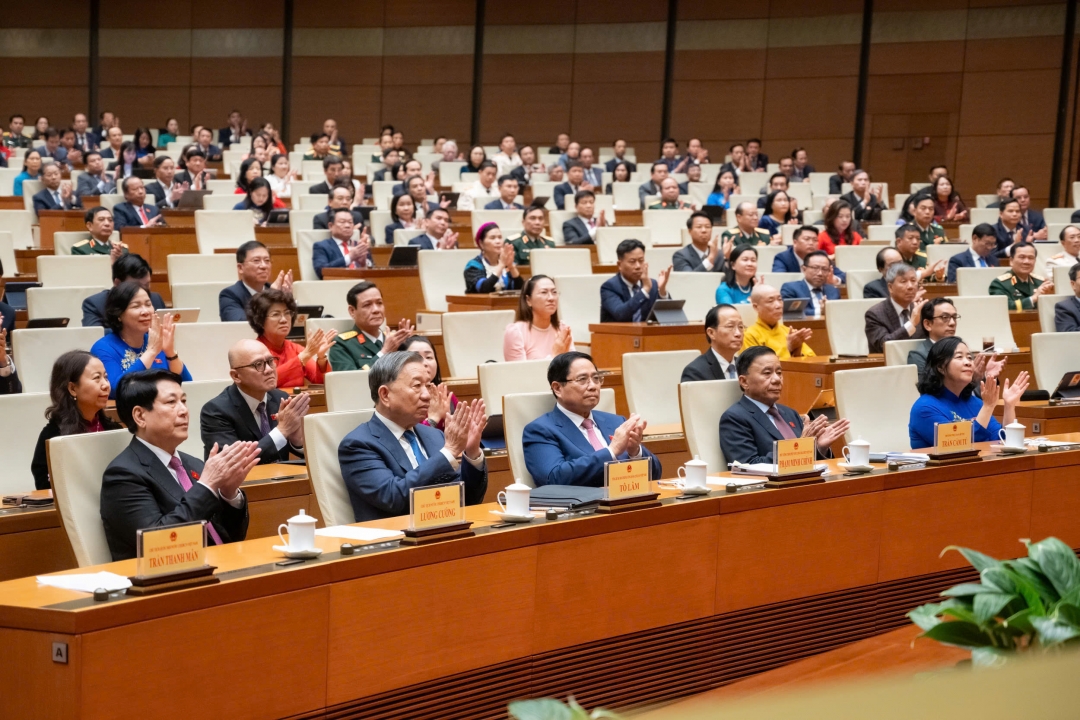 Tổng Bí thư Tô Lâm, Chủ tịch nước Lương Cường, Thủ tướng Chính phủ Phạm Minh Chính, Thường trực Ban Bí thư Trần Cẩm Tú, Chủ tịch Ủy ban Trung ương Mặt trận Tổ quốc Việt Nam Bùi Thị Minh Hoài và các đại biểu Quốc hội tham dự phiên bế mạc Kỳ họp thứ 10. Ảnh: quochoi.vn