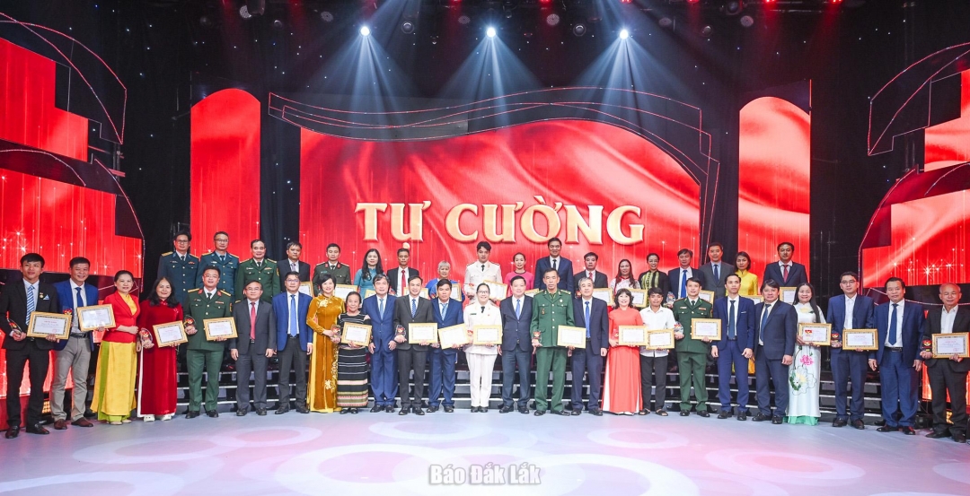 Các cá nhân, tập thể điển hình được tuyên dương.