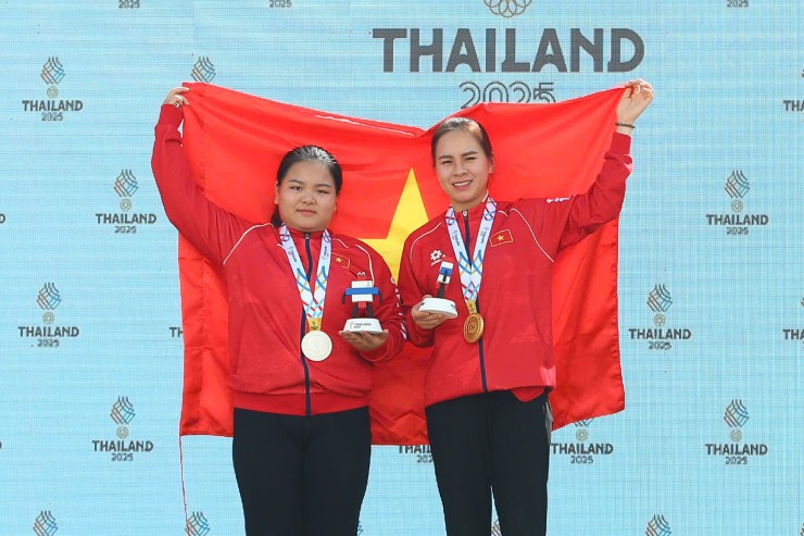 Trịnh Thu Vinh (phải) xuất sắc đoạt 4 huy chương vàng tại SEA Games 33. Ảnh: Liên đoàn Bắn súng Việt Nam