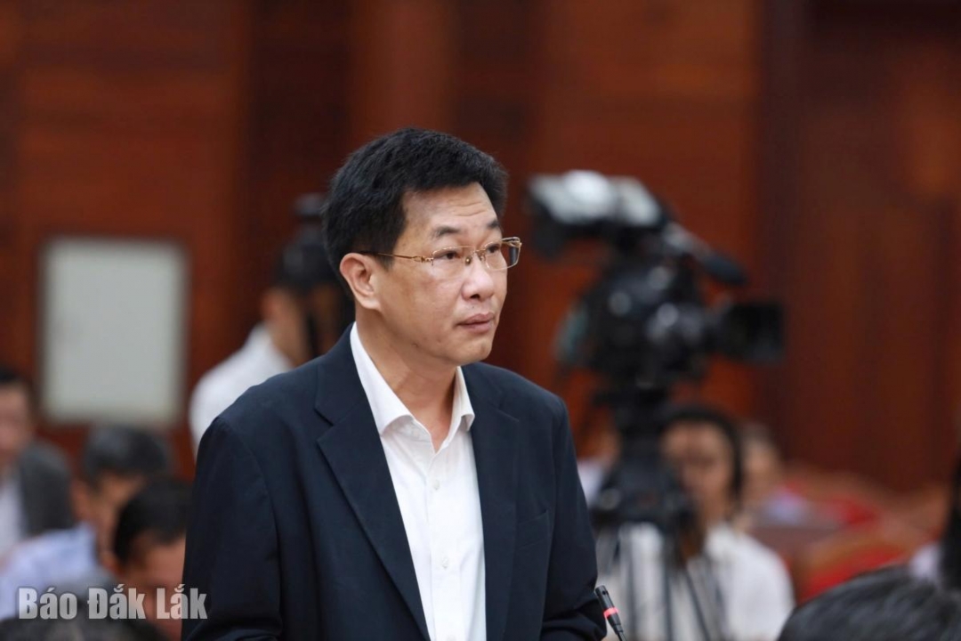 Giám đốc Sở Tài chính Trần Văn Tân thông tin một số nội dung liên quan. Ảnh: Vạn Tiếp