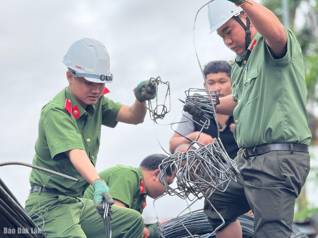 Ccas chiến sĩ Công an tỉnh Đắk Lắk sắt thép để làm nhà cho người dân.