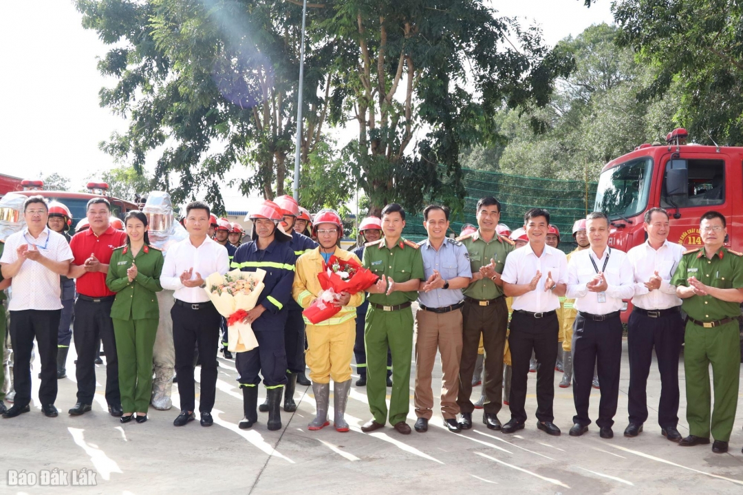 Ban tổ chức tặng hoa chúc mừng lực lượng tham gia thực tập chữa cháy.