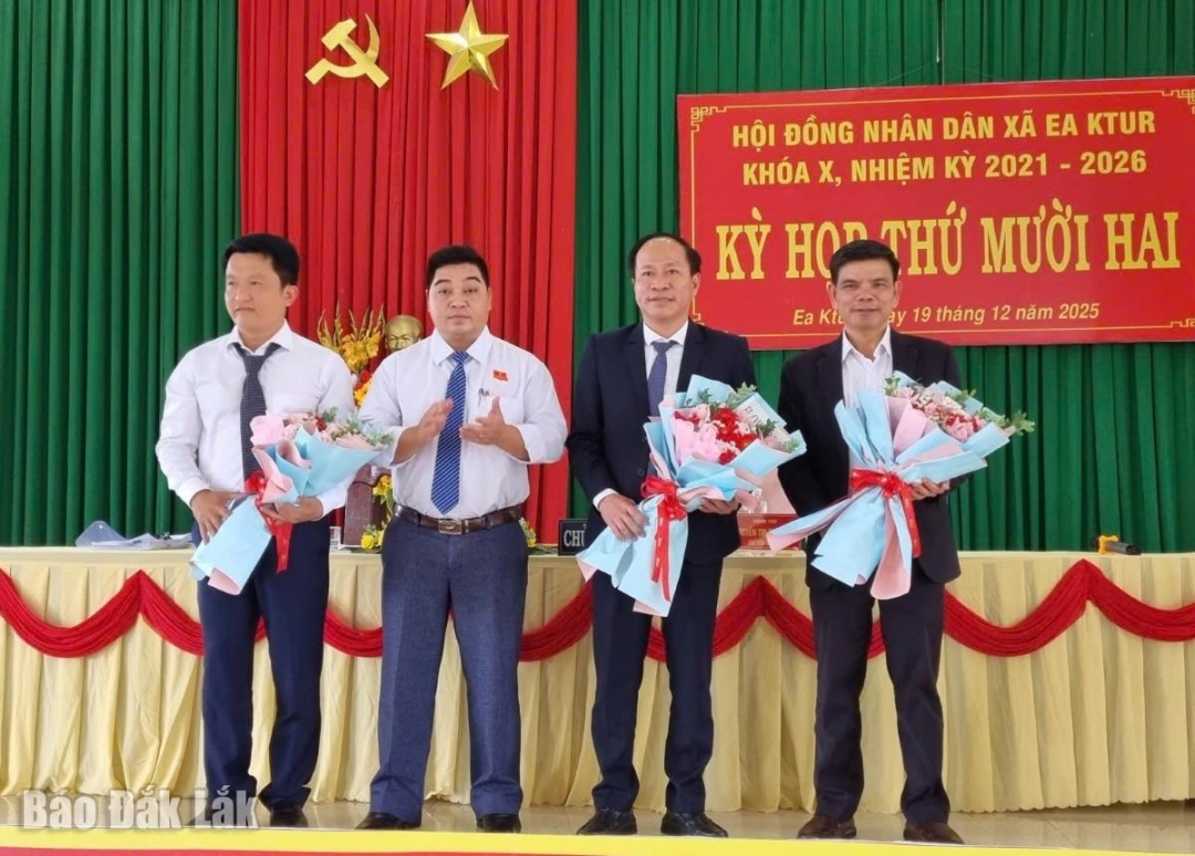 Lãnh đạo UBND xã tặng hoa chúc mừng các đồng chí trúng cử chức danh ủy viên UBND xã.