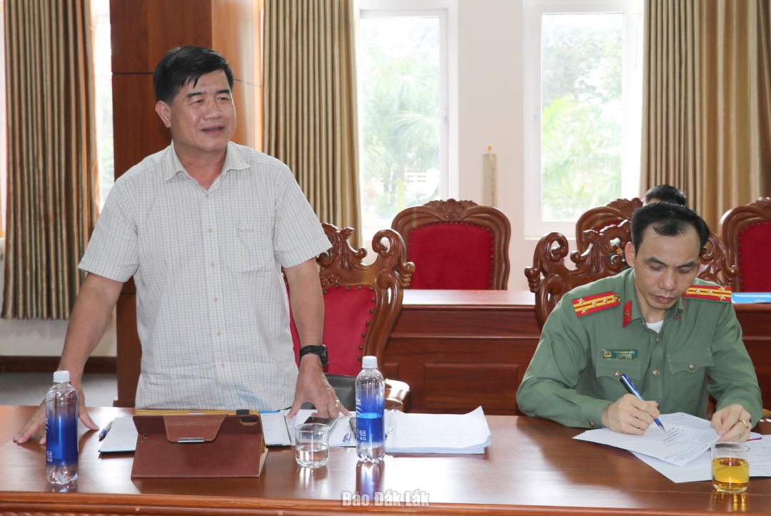 Phó Chủ tịch UBND tỉnh Nguyễn Thiên Văn phát biểu ý kiến tại cuộc họp.