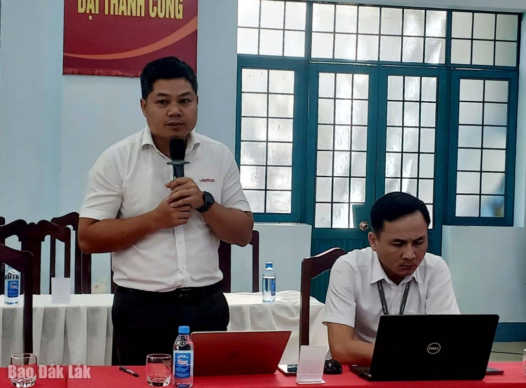 Ông Nguyễn Duy Linh, Trưởng phòng Giải pháp Công nghệ thông tin Viettel Đắk Lắk phát biểu tham luận tại hội nghị