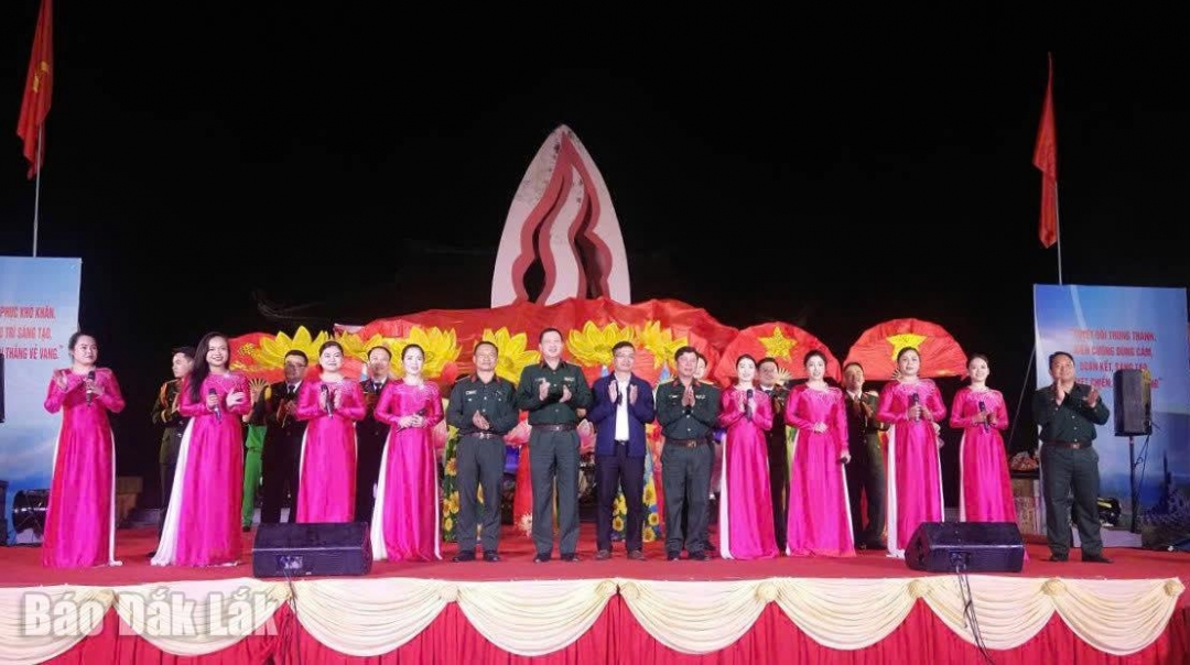 Các đại biểu tặng hoa chúc mừng và động viên các nghệ sĩ thực hiện chương trình.