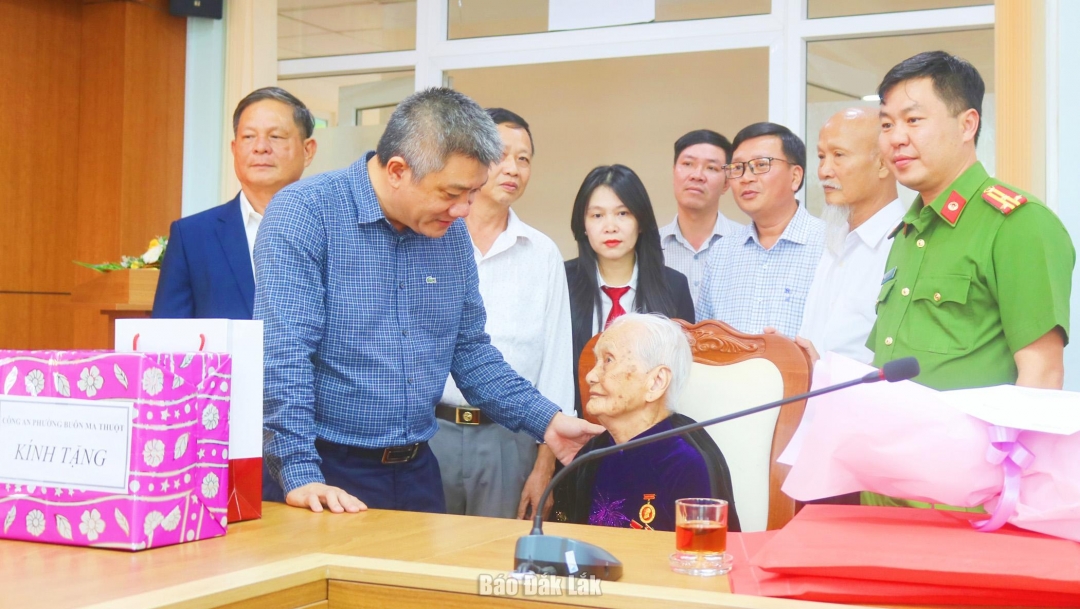 Phó Bí thư Đảng ủy, Chủ tịch UBND phường Buôn Ma Thuột Nguyễn Thanh Vũ cùng đại diện các đơn vị thăm hỏi Mẹ Việt Nam anh hùng Nguyễn Thị Nữa.