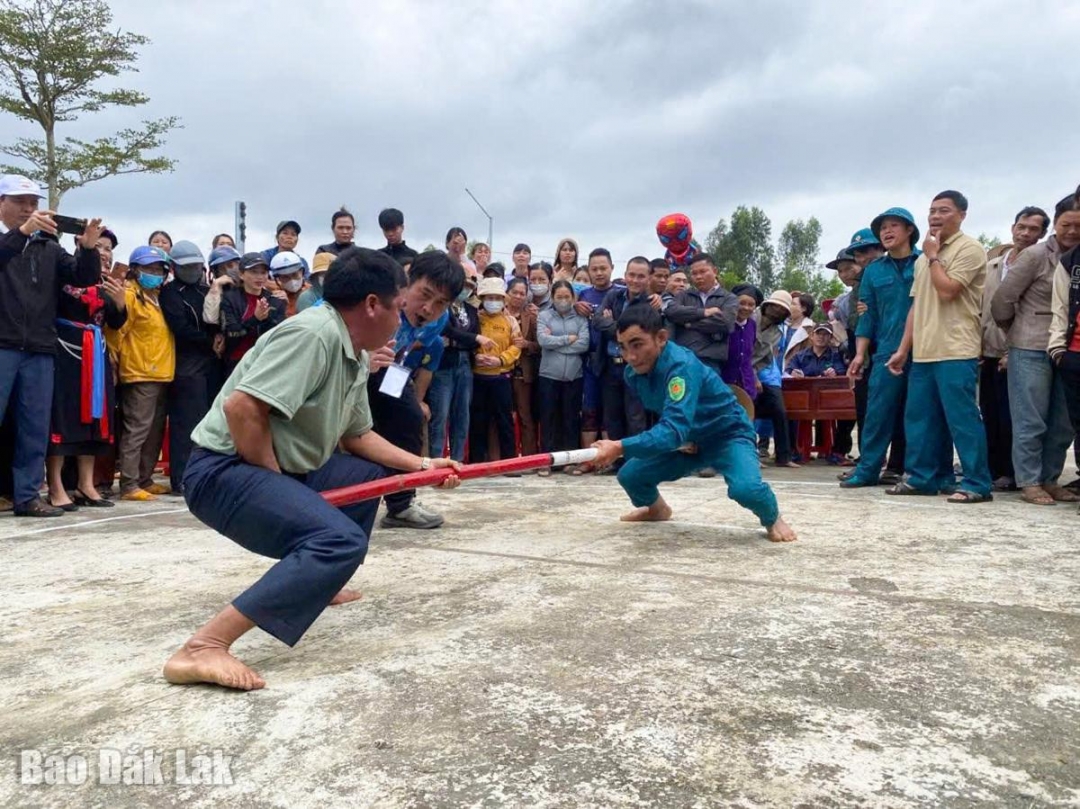 Phần thi đẩy gậy tại Ngày hội Văn hóa các dân tộc thiểu số gắn với tuyên truyền, phổ biến giáo dục pháp luật xã Vụ Bổn.