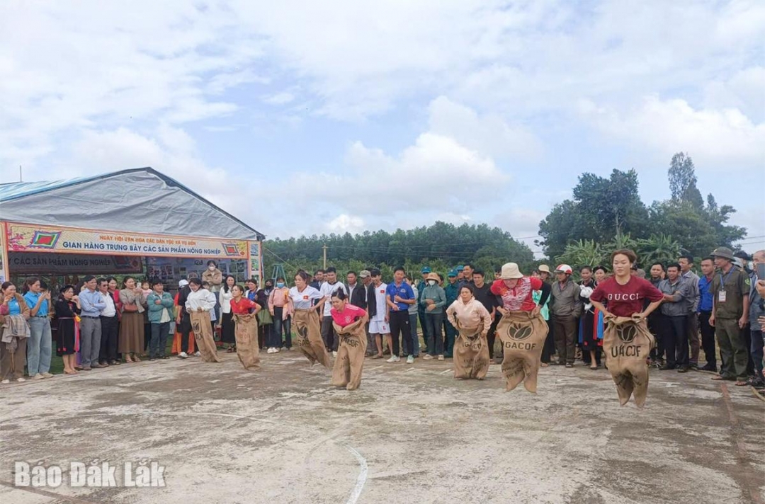 Các vận động viên nữ tranh tài trong phần thi nhảy bao bố.