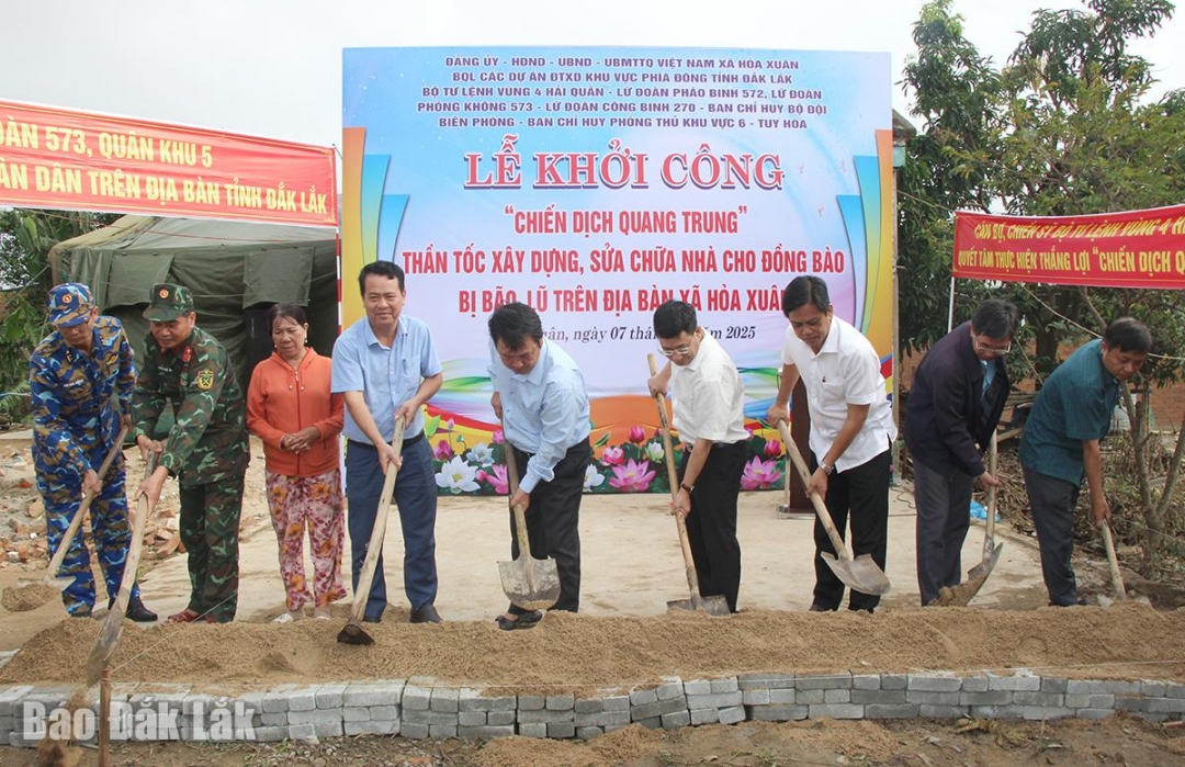 Các đại biểu cùng đại diện người dân thực hiện nghi thức khởi công xây nhà.