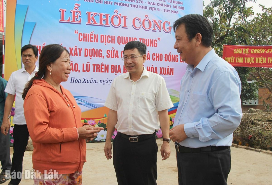 Đồng chí Huỳnh Lữ Tân, Ủy viên Ban Thường vụ Tỉnh ủy, Trưởng ban Quản lý Khu kinh tế Phú Yên cùng lãnh đạo địa phương thăm hỏi, động viên người dân sớm ổn định cuộc sống.