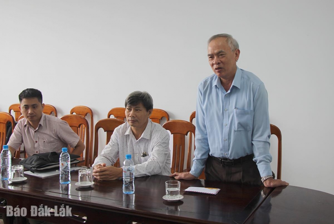 Phó Giám đốc Sở Xây dựng Nguyễn Tấn Chân chia sẻ với những khó khăn của địa phương đang khắc phục thiệt hại sau thiên tai.