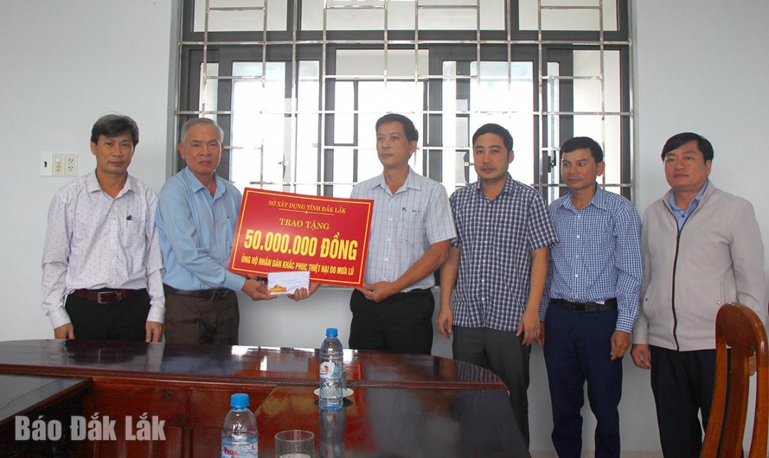 Đại diện Sở Xây dựng tặng 50 triệu đồng cho phường Phú Yên khắc phục thiệt hại do mưa lũ.