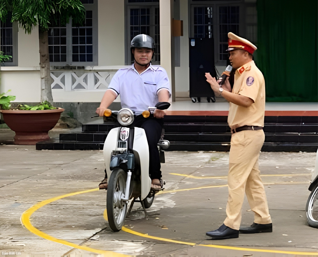 Các cán bộ Đội CSGT đường bộ số 4 hướng dẫn cho học sinh lái xe an toàn