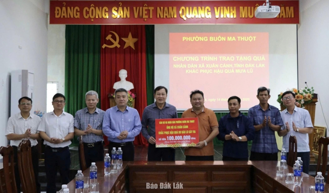 Phường Buôn Ma Thuột trao tiền bhoox trợ cho xã Xuân Cảnh khắc phục hậu quả do bão lũ gây ra.
