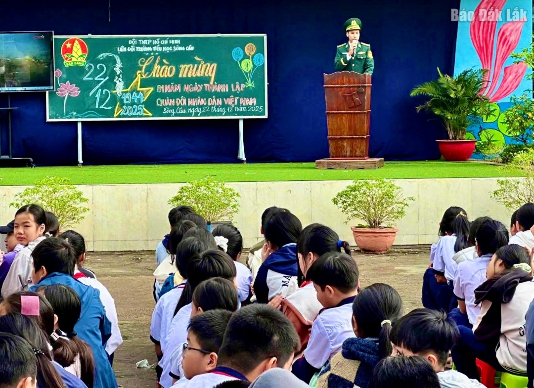 Cán bộ Đồn Biên phòng Xuân Đài tuyên truyền truyền thống Quân đội nhân dân Việt Nam cho học sinh.