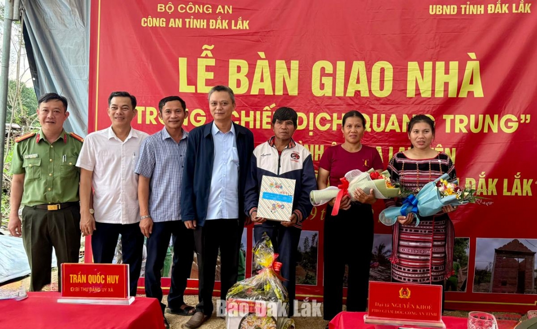 Đại diện cấp ủy, chính quyền địa phương và Công an xã Xuân Lãnh trao tặng quà cho gia đình ông La Lan Yên.