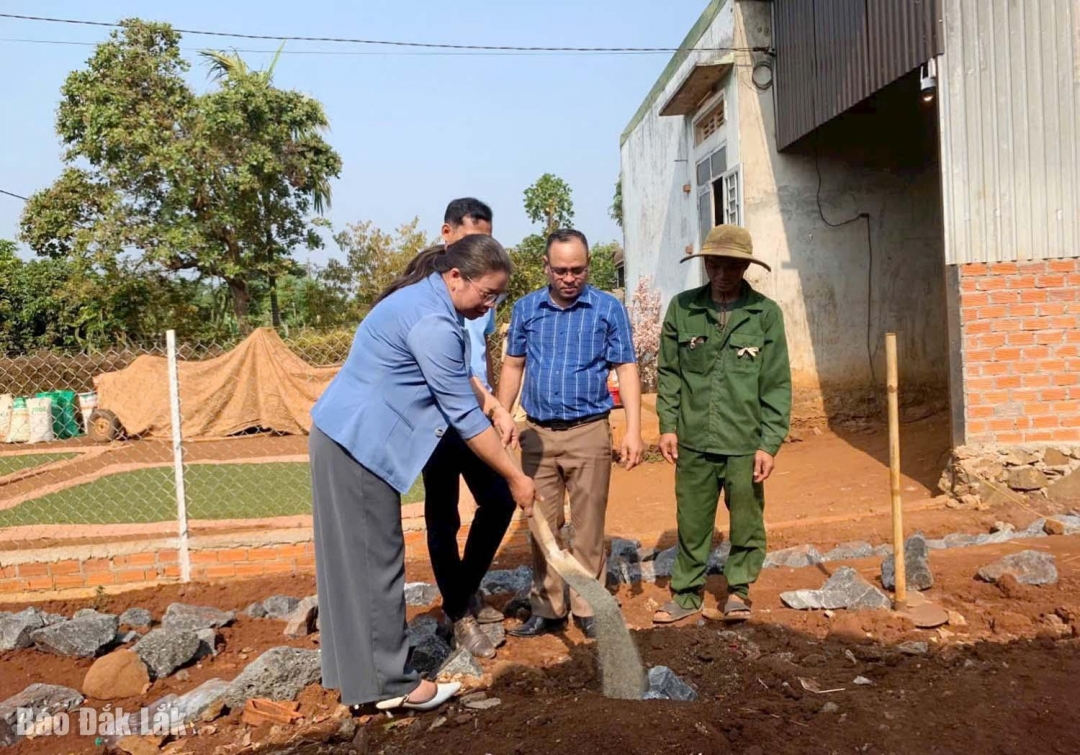Lãnh đạo xã Ea Tul làm thủ tục xuống mống xây nhà cho gia đình Y Suit Ayun ở buôn Tu.