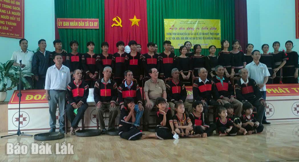 Ông Y Phương Niê (bìa trái) cùng các nghệ nhân và thành viên đội chiêng, đội múa buôn Hàng 1A tham gia lớp học dàn dựng và biểu diễn văn nghệ truyền thống được tổ chức tại địa phương năm 2023/