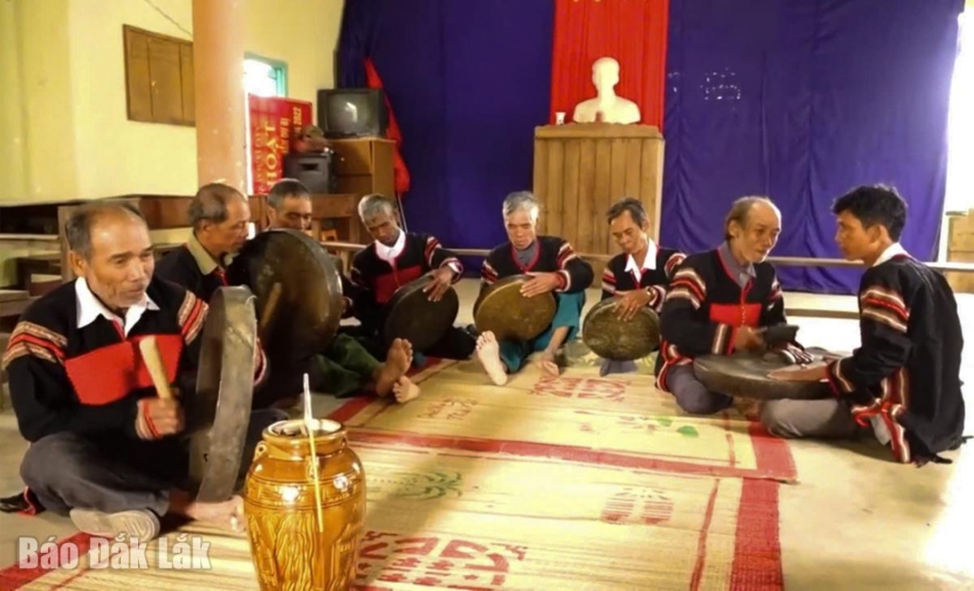 Các nghệ nhân cao tuổi ở buôn Hàng 1A duy trì việc tập luyện, biểu diễn chiêng nhờ sự kết nối, động viên của ông Y Phương.