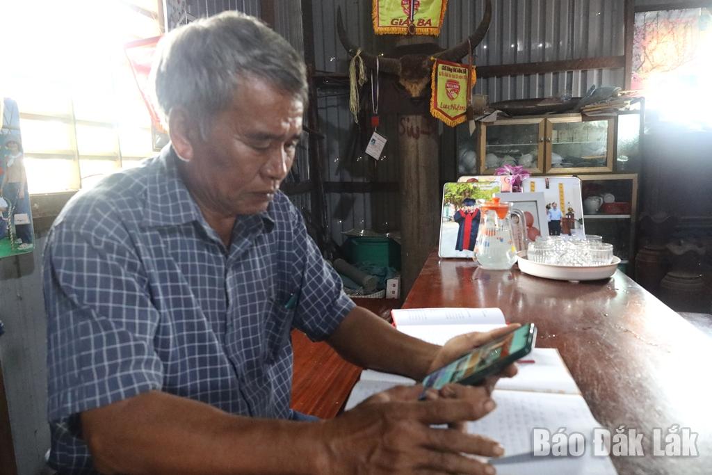 Ông Y Sum Êban, người có uy tín thôn 8 Ea Rốk, xã Ea Rốk cập nhật thông tin, kiến thức pháp luật để âng cao hiệu quả công tác tuyên truyền, vận động tại vùng đồng bào dân tộc thiểu số trên địa bàn xã.