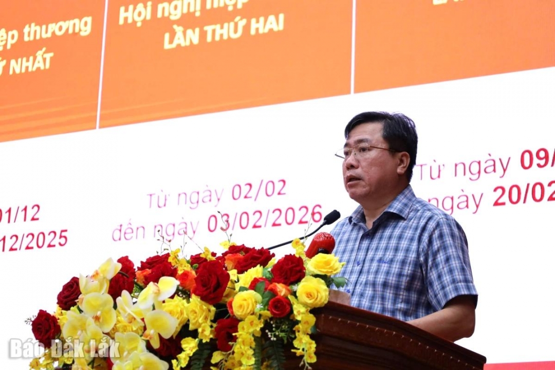 Đồng chí Trần Hữu Thế, Ủy viên Ban Thường vụ Tỉnh ủy, Phó Chủ tịch Thường trực Ủy ban MTTQ Việt Nam tỉnh Đắk Lắk truyền đạt chuyên đề hiệp thương, lựa chọn, giới thiệu người ứng cử Đại biểu Quốc hội khóa XVI, đại biểu Hội đồng nhân dân các cấp.