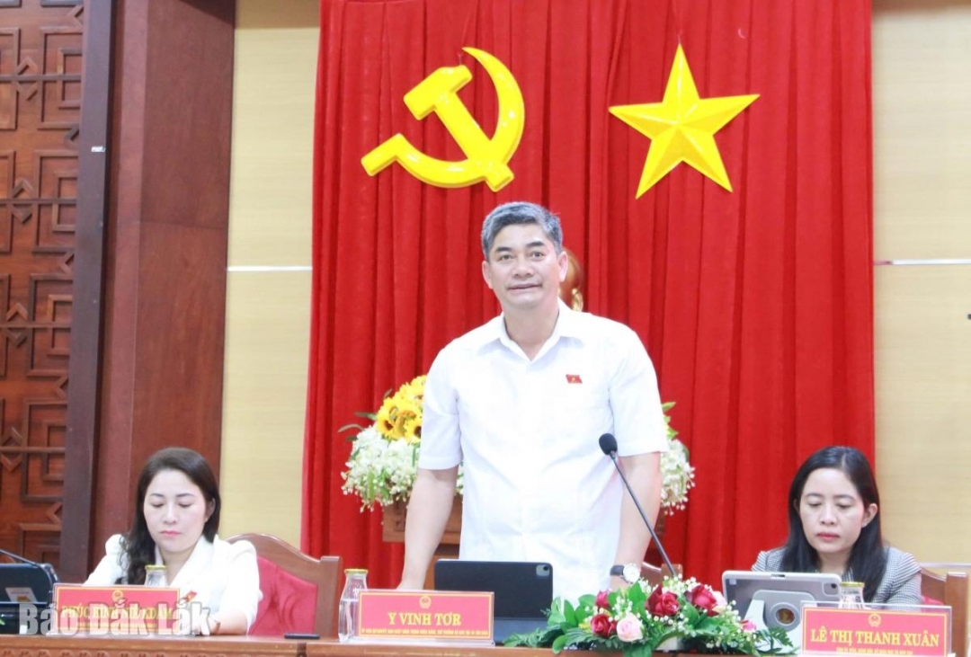 Ủy viên dự khuyết Trung ương Đảng, Thứ trưởng Bộ Dân tộc và Tôn giáo Y Vinh Tơr phát biểu tại hội nghị.