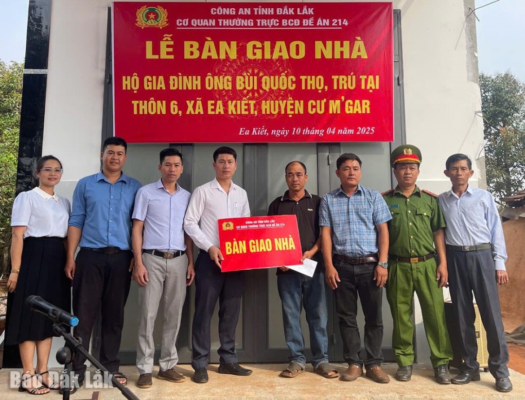 Đại diện các đơn vị bàn giao nhà cho ông Nguyễn Hữu Thọ ở thôn 6, xã Ea kiết. Ảnh: CTV