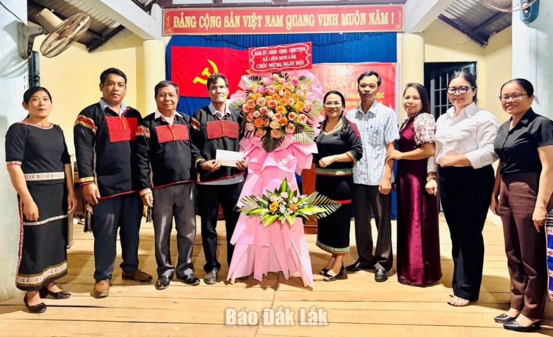 Lãnh đạo xã Liên Sơn Lắk trao lẵng hoa tặng buôn Jun nhân Ngày hội Đại đoàn kết toàn dân tộc năm 2025.