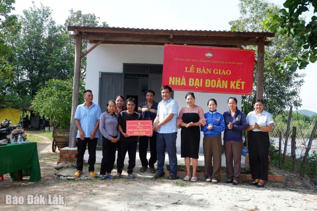 Ủy ban MTTQ Việt Nam xã bàn giao nhà Đại đoàn kết tặng hộ nghèo trên địa bàn.