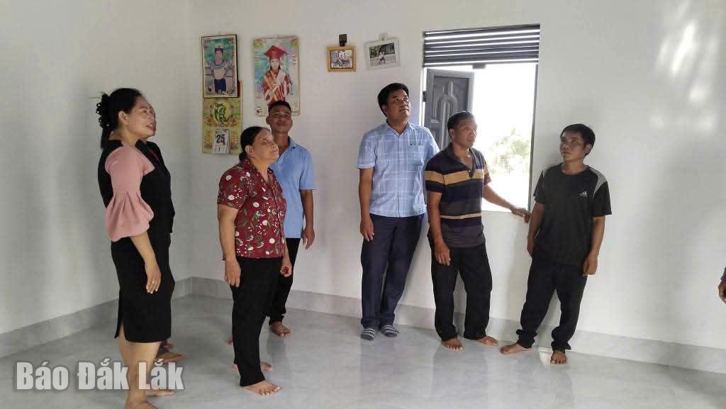 Đại diện địa phương đến thăm, động viên 