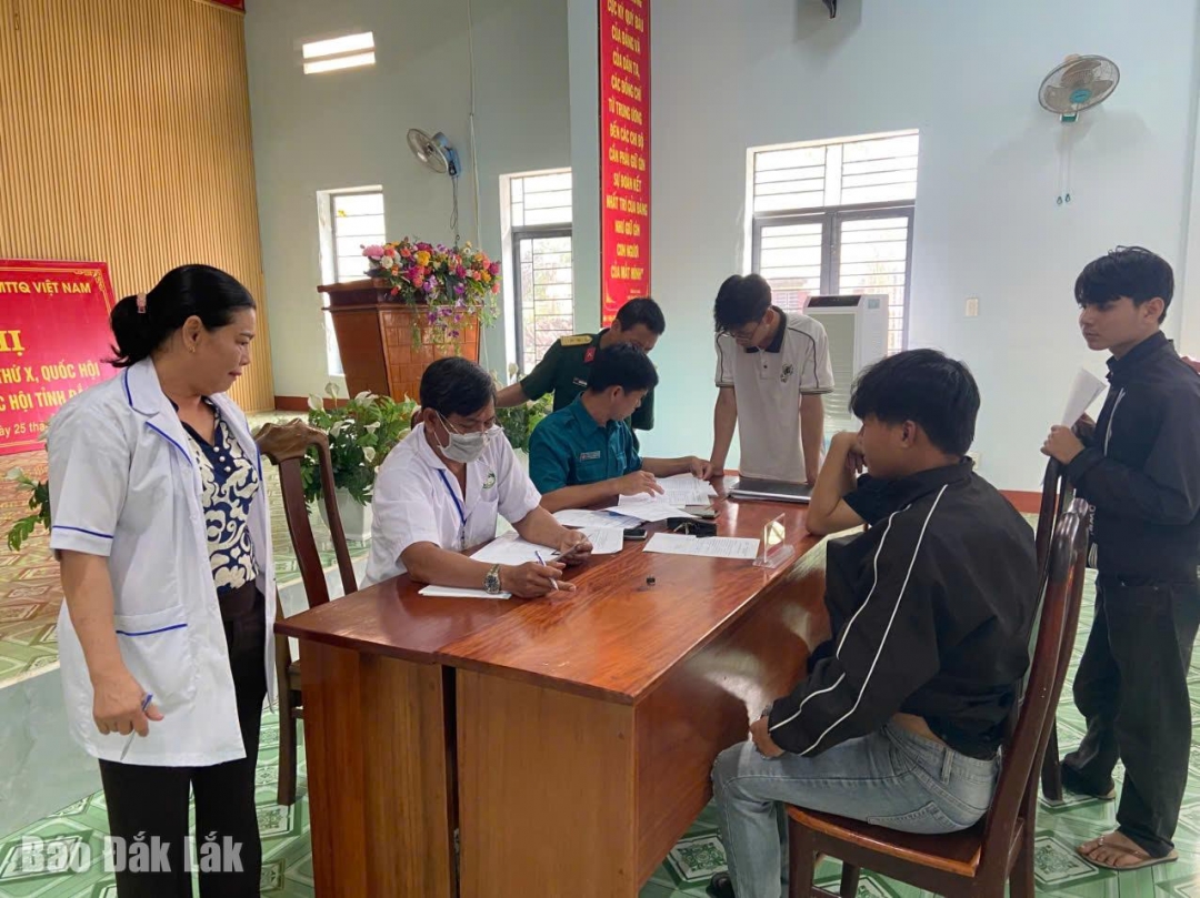 Công dân xã biên giới Buôn Đôn tham gia khám sức khỏe