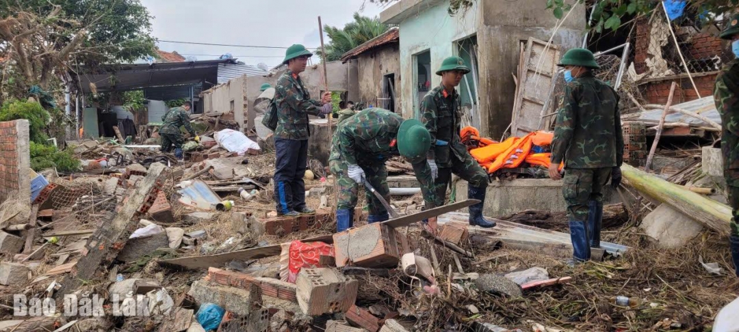 Cán bộ, chiến sĩ Trung đoàn 66 thaqm gia khắc phục hậu quả thiên tai trên địa bàn xã Phú Hòa 2.