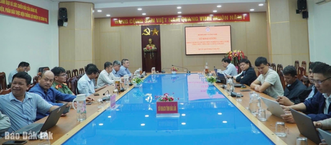 Các đại biểu tham dự khai giảng tại điểm cầu Đắk Lắk.