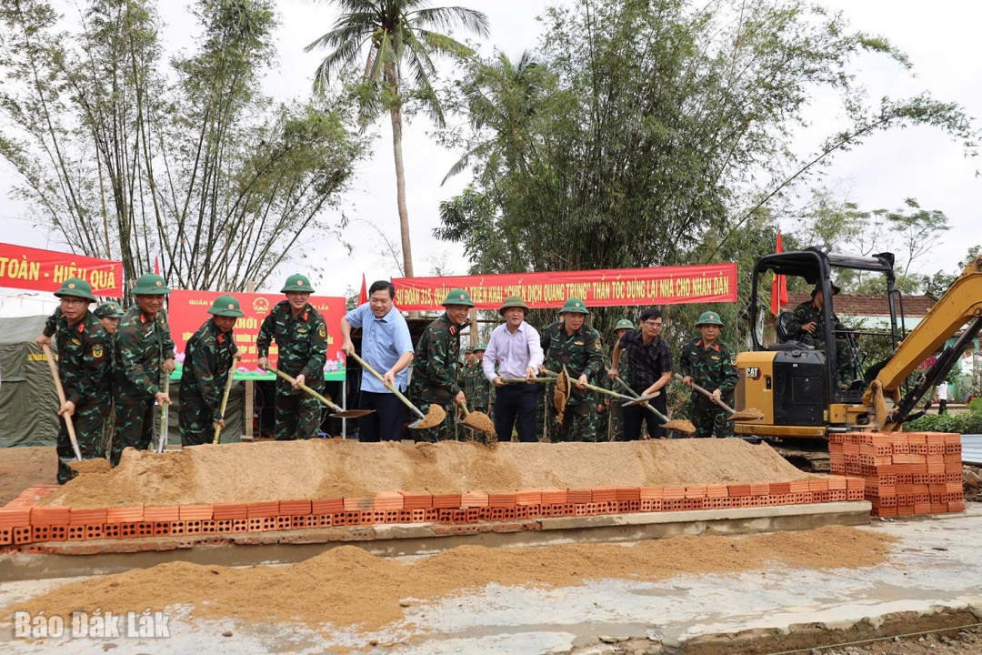 Các đồng chí lãnh đạo tỉnh, Quân khu 5 và các đại biểu thực hiện nghi thức khởi công xây dựng nhà cho người dân.