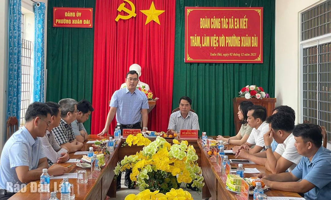 Bí thư Đảng ủy, Chủ tịch HĐND xã Ea Kiết phát biểu tại buổi làm việc.