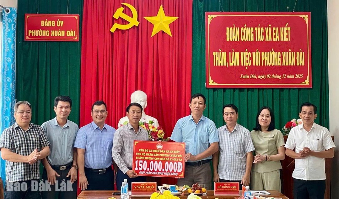 Đại diện lãnh đạo Đảng ủy, UBND, Ủy ban MTTQ xã Ea Kiết trao 150 triệu đồng hỗ trợ phường Xuân Đài khắc phục thiệt hại sau bão số 13, mưa lũ.