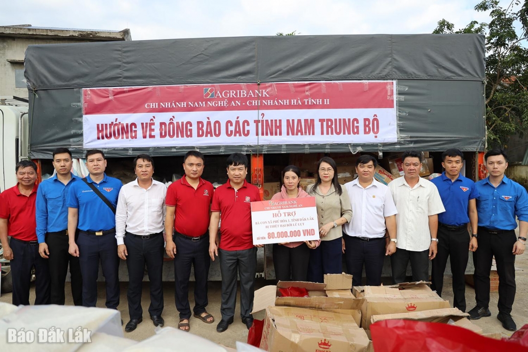 Agribank Chi nhánh Nam Nghệ An trao bảng tượng trưng hỗ trợ người dân vùng lũ xã Phú Hòa 1.