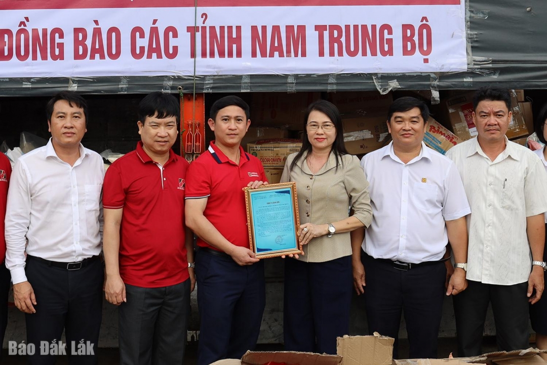 Đại diện xã Phú Hòa 1 trao thư cảm ơn cho các chi nhánh Agribank đã hỗ trợ người dân bị ảnh hưởng bởi thiên tai trên địa bàn.