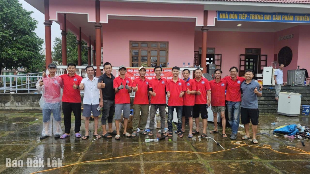 Những người thợ lành nghề của Đoàn thiện nguyện Hội Điện lạnh TP. Chí Minh đã sửa chữa hơn 2.800 thiết bị miễn phí cho người dân xã Hòa Thịnh.